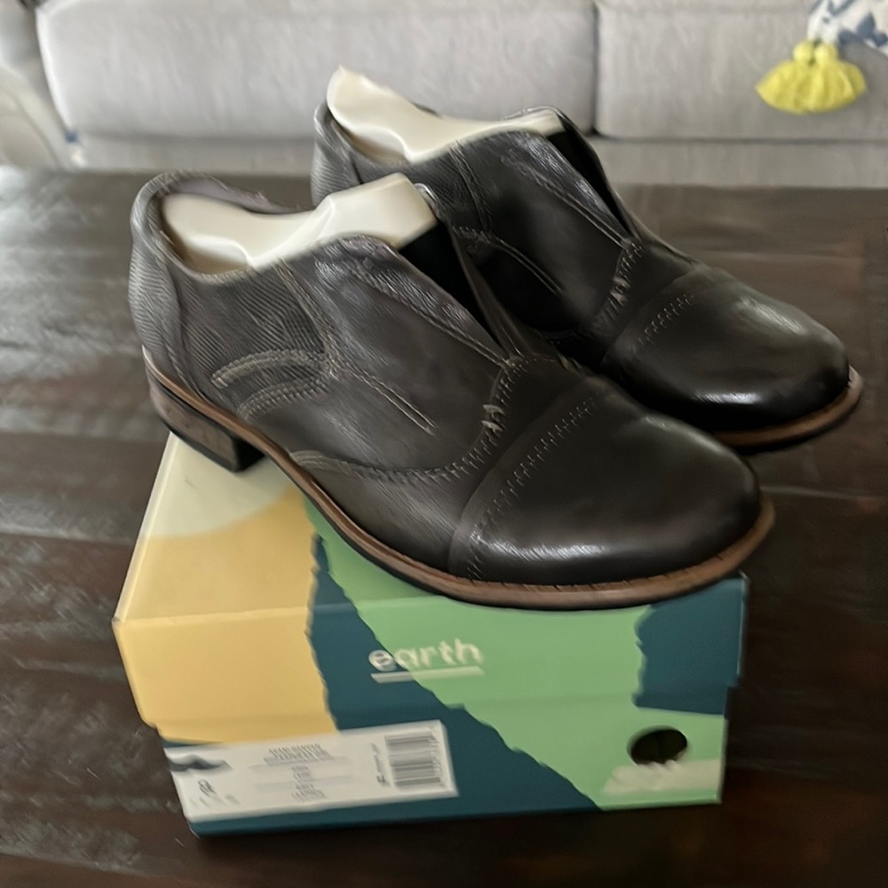 Earth Avani Banyan loafer size 8M.
